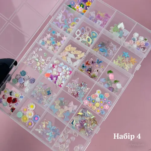 Набор пластиковых объемных фигурок mix в контейнере на 24 ячейки