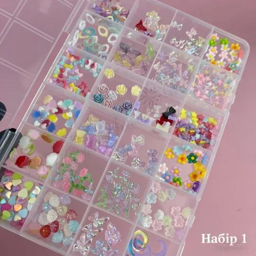 Набір пластикових об'ємних фігурок mix в контейнері на 24 ячейки